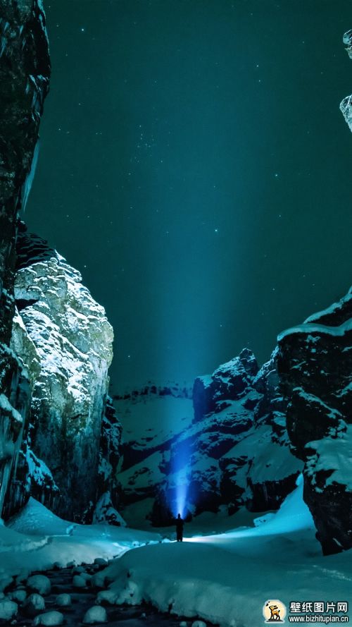 手电筒冰雪山摄影冬季图片