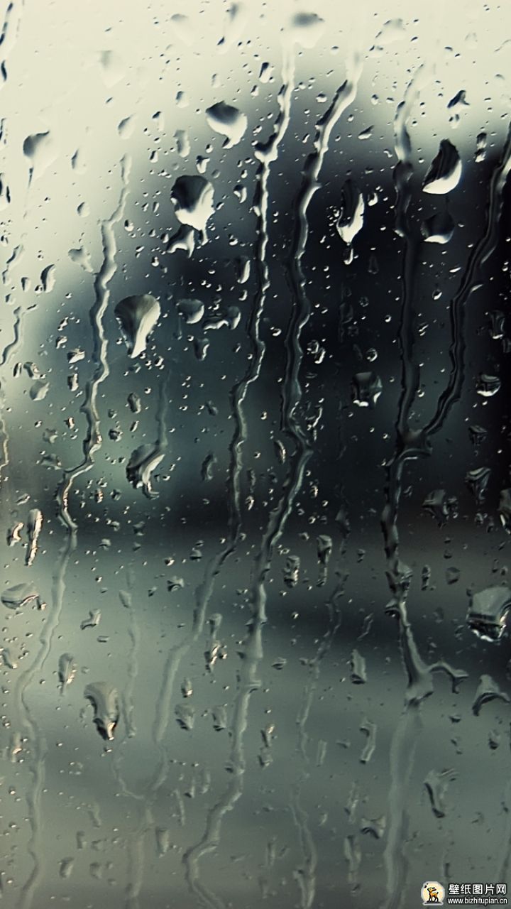 窗前玻璃上的雨滴图片