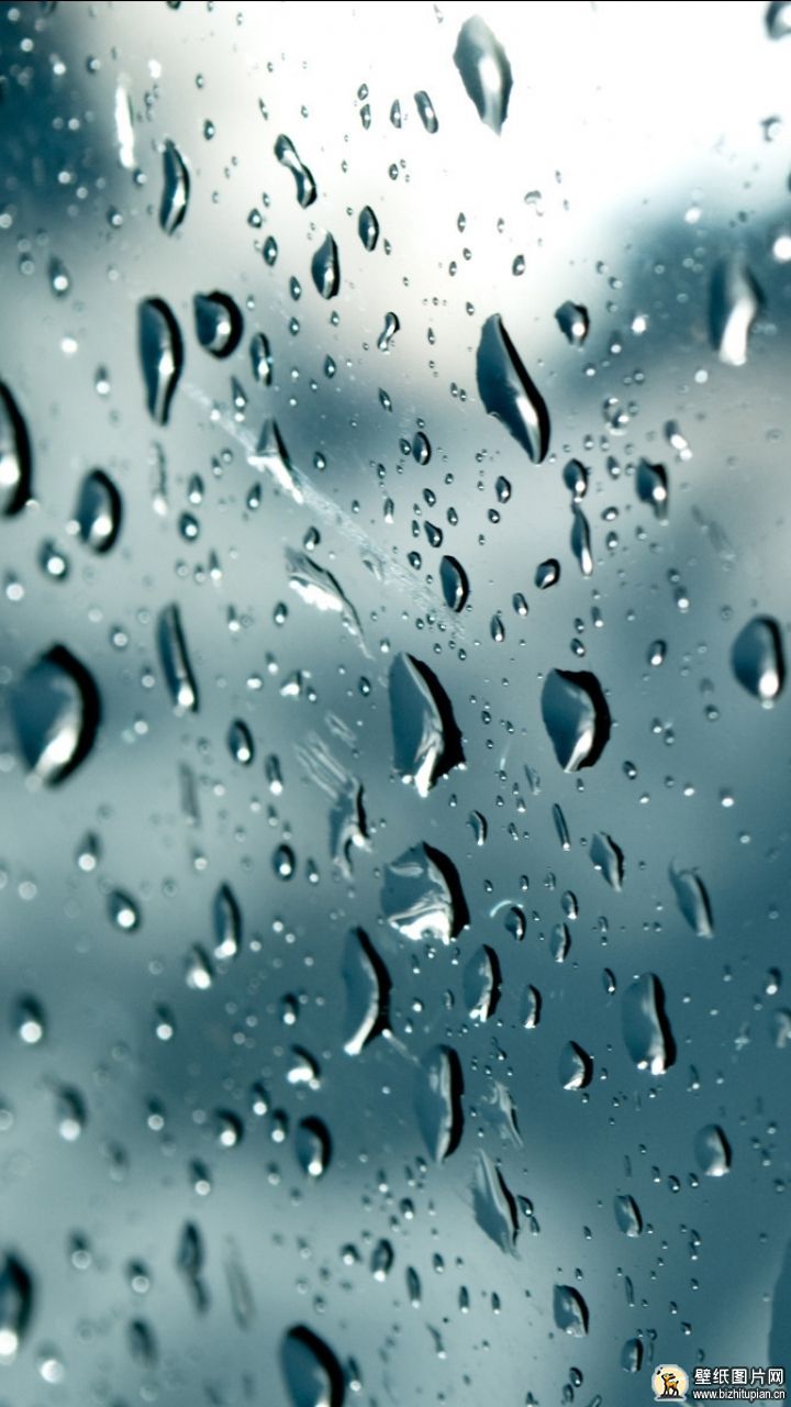 窗前玻璃上的雨滴图片