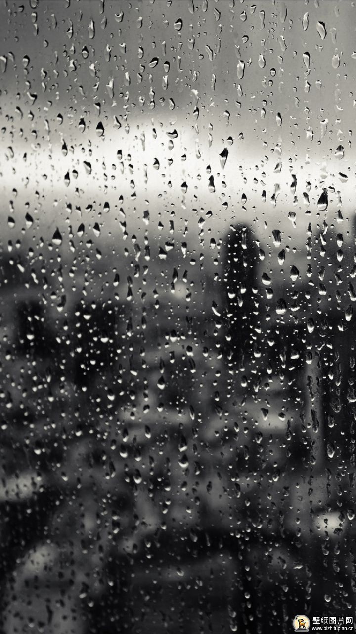 窗前玻璃上的雨滴图片