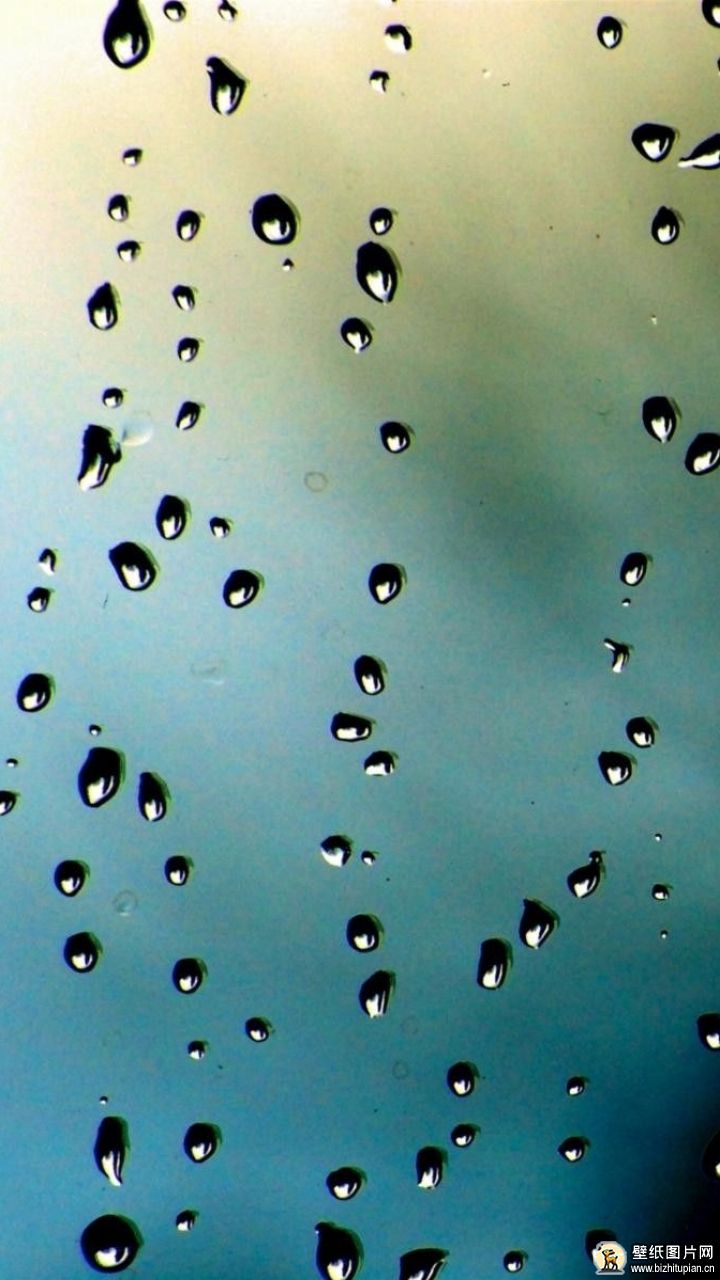 窗前玻璃上的雨滴图片