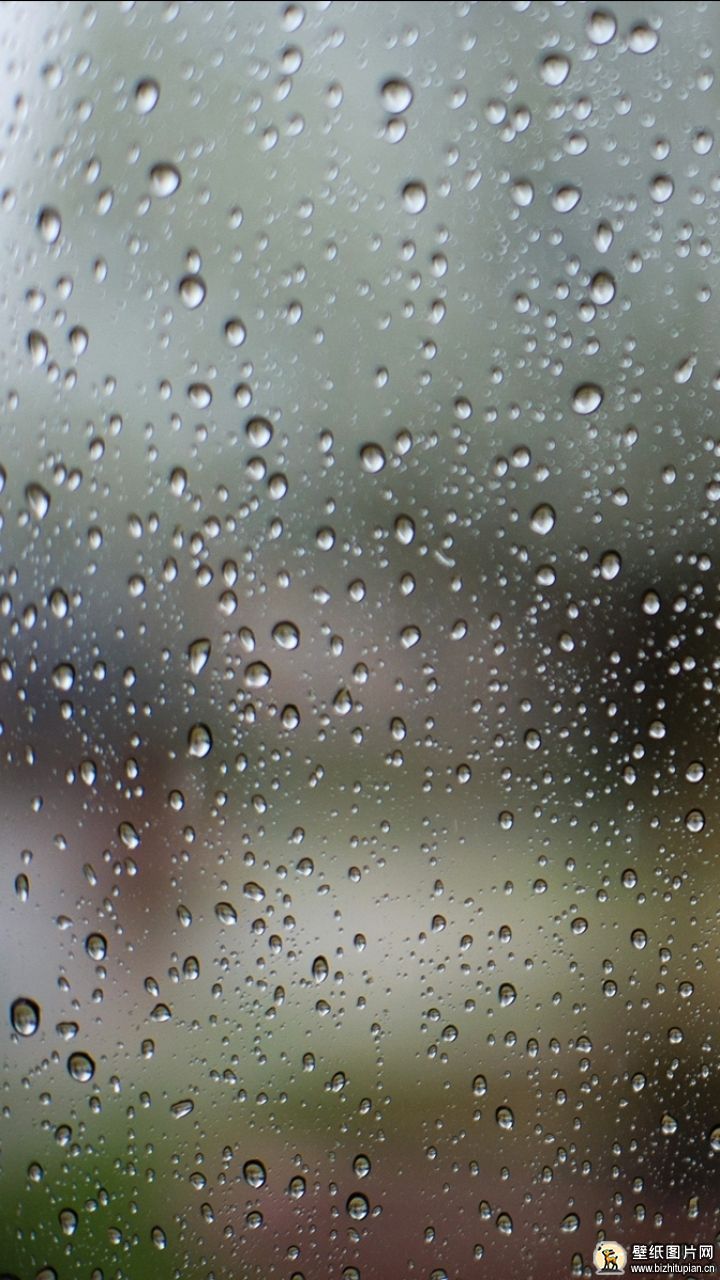 窗前玻璃上的雨滴图片