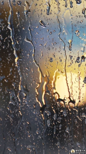  窗前玻璃上的雨滴图片 高清雨滴手机壁纸窗户雨水图片